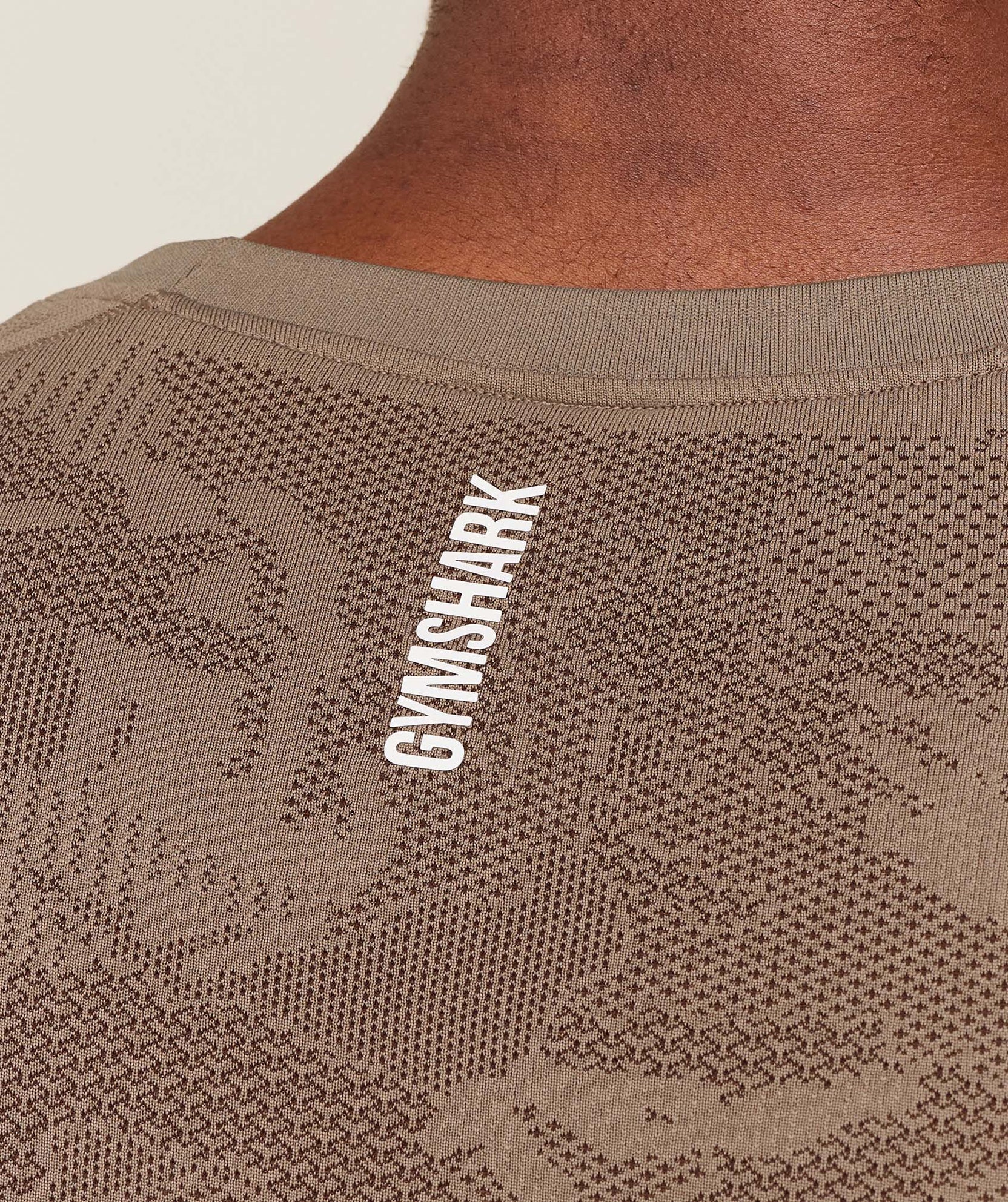 Geo seamless коричневая футболка